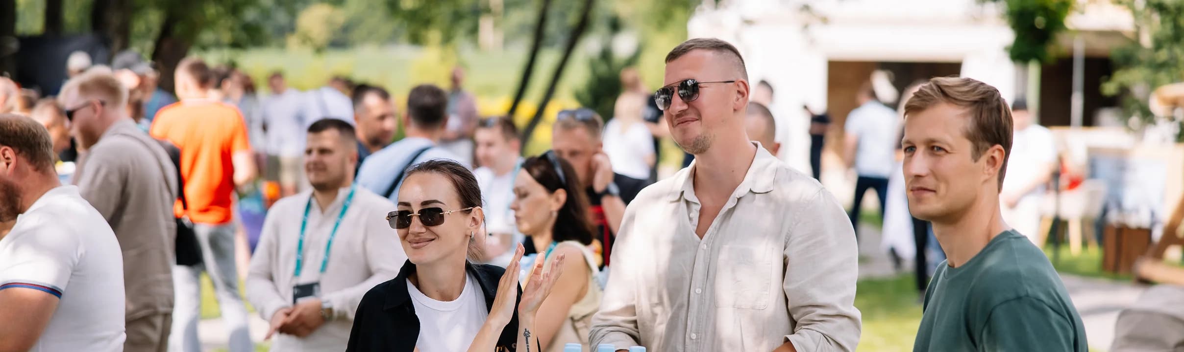 Учасники форуму спілкуються на відкритому повітрі